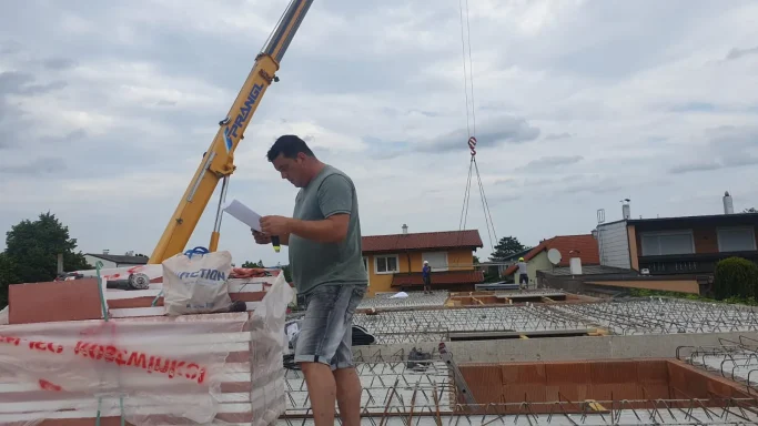 Elektroinstallation bei Neubau-Reihenhäusern für Bauträger in Wien und Niederösterreich