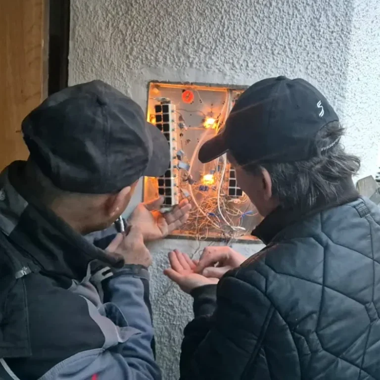 Austausch einer Gegensprechanlage für die Hausverwaltung Elektriker bei der Reparatur einer Gegensprechanlage und Sprechanlage in einem Wohnhaus in Wien