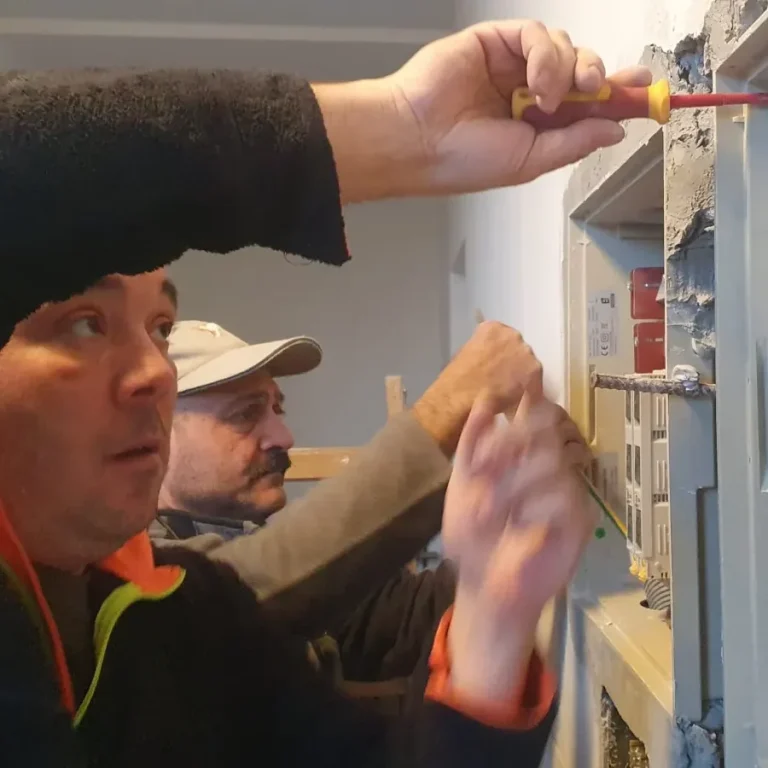 Elektriker arbeitet an Elektroverteiler und Hausinstallation in Wohngebäude